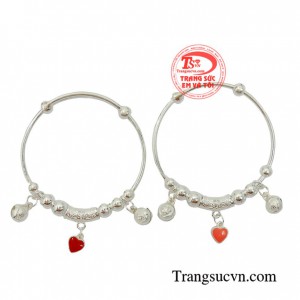 Vòng tay bạc tặng bé có gắn những hình charm ngộ nghĩnh xinh xắn, đáng yêu