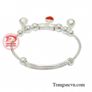 Vòng tay bạc tặng bé