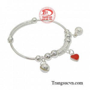 Vòng bạc mang đến vẻ hợp thời trang và dễ thương dành cho bé gái đáng yêu