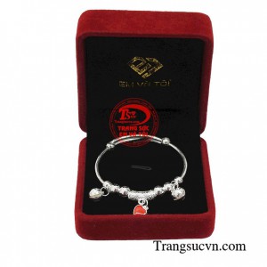 Vòng bạc mang đến vẻ hợp thời trang và dễ thương dành cho bé gái đáng yêu