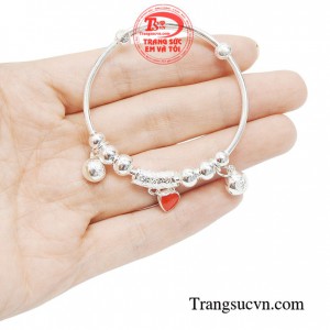 Vòng tay bạc tặng bé chuẩn rất tốt để đeo tránh gió và bảo vệ sức khỏe của bé