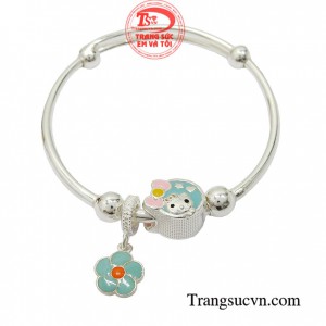 Vòng tay bạc với thiết kế đơn giản, tinh tế với những chi tiết được chạm trổ, gia công thủ công bởi những người thợ lành nghề