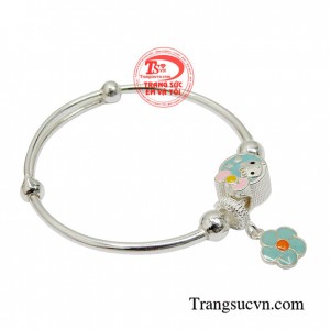 Vòng tay bạc thương yêu tạo cảm giác thoải mái cho bé