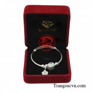 Vòng tay bạc với thiết kế đơn giản, tinh tế