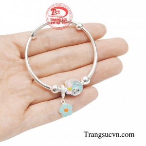 Vòng tay bạc thương yêu tạo cảm giác thoải mái cho bé