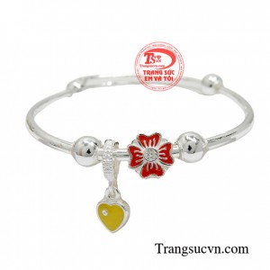 Vòng tay bạc xinh xắn là phụ kiện được nhiều phụ huynh lựa chọn cho bé yêu của mình
