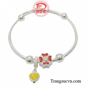 Vòng tay bạc xinh xắn là phụ kiện được nhiều phụ huynh lựa chọn cho bé yêu của mình