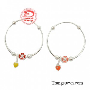 Vòng tay bạc xinh xắn là phụ kiện được nhiều phụ huynh lựa chọn cho bé yêu của mình