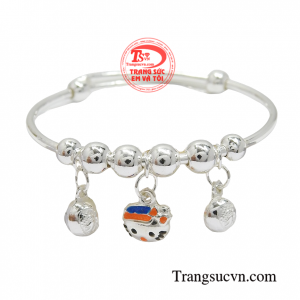 Vòng tay bạc yêu thương là món quà trang sức dành tặng bé yêu trong dịp sinh nhật được thiết kế cầu kỳ tỉ mỉ các bé đều yêu thích