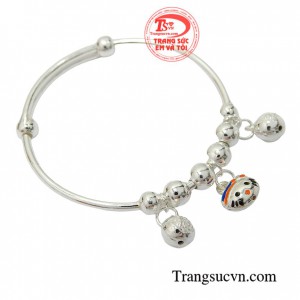 Vòng tay cho bé dễ dàng điều chỉnh kích cỡ giúp các bé thoải mái nhất khi đeo