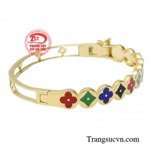 Nếu bạn không có một diện mạo hoàn hảo thì cũng đừng lo lắng vì chỉ cần một chút khéo léo cùng chiếc vòng tay duyên dáng thì bạn đã có thể hoàn toàn tự tin với chính mình.