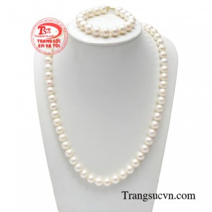 Bộ chuỗi ngọc trai phú quý không sở hữu vẻ rực rỡ, sáng chói như những loại đá quý khác.