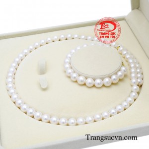 Bộ trang sức ngọc trai sẽ giúp gương mặt trở nên tươi sáng ,toát lên vẻ đẹp trong trẻo đầy quý phái.