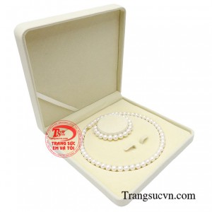 Khi lựa chọn bộ sản phẩm hợp mệnh, người đeo ngọc trai sẽ luôn tự tin và may mắn.