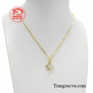 Không điều gì tạo sự cân bằng cho tổng thể bằng bộ dây chuyền đem đến sự đồng điệu.