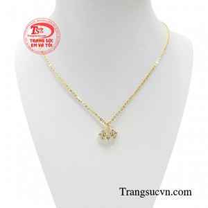 Bộ dây chuyền vàng nữ tính mang đến sự tao nhã, tinh tế cho phái đẹp.