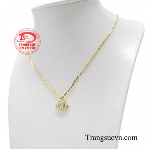 Bộ dây chuyền được kết hợp một cách hài hòa đem lại nét duyên dáng, thanh lịch đến cho người đeo.