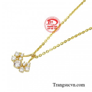 Không hề rườm rà hay phô trương, chỉ với món đồ trang sức đơn giản cũng đủ khiến các nàng đã có được set đồ nữ tính chuẩn thanh lịch.