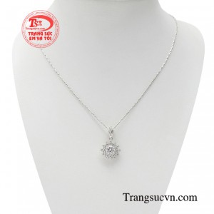 Bộ dây chuyền vàng trắng thanh lịch không chỉ mang vẻ ngoài tinh khôi mà còn để lại những ấn tượng khó phai với người đối diện.
