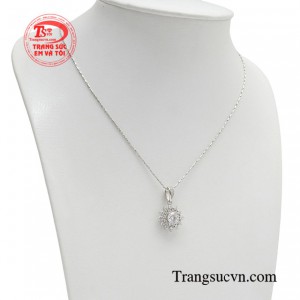 Bộ dây chuyền mang đến sự lịch thiệp, thanh lịch đầy cuốn hút.