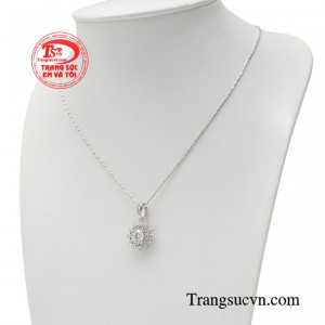 Bộ trang sức thể hiện vẻ đẹp quý tộc đầy khí chất của người phụ nữ thượng lưu.