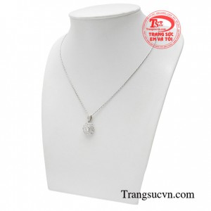 Mặt dây kim cương thiên nhiên có giác cắt hoàn hảo tạo nên độ sáng lấp lánh