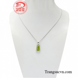 Bộ dây Peridot cao cấp được gắn đá peridot thiên nhiên mang đến vẻ đẹp đẳng cấp, quý phái cho người dùng