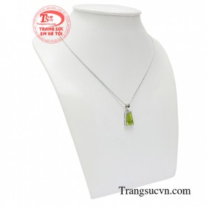 Bộ dây Peridot cao cấp được thiết kế vô cùng độc đáo và ấn tượng với thiết kế tinh xảo cùng kiểu dáng thời trang