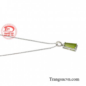 Mặt dây vàng gắn đá tự nhiên, chất lượng vàng đảm bảo đeo bền đẹp sáng bóng, tinh tế
