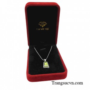 Đá peridot thiên nhiên mang đến vẻ đẹp đẳng cấp, quý phái