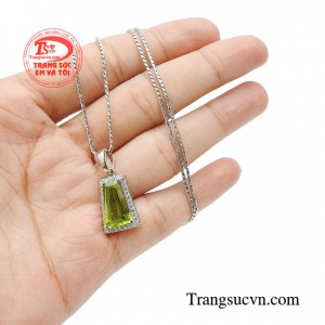 Bộ dây Peridot cao cấp được thiết kế vô cùng độc đáo và ấn tượng