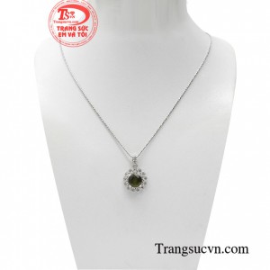 Bộ dây peridot thời thượng giúp chị em tôn lên vẻ đẹp thanh lịch đậm nét Á đông