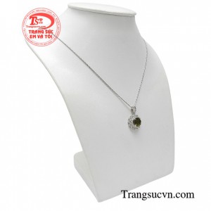 Bộ dây peridot cao cấp được gắn đá lấp lánh gây ấn tượng với thiết kế độc đáo và vô cùng nổi bật