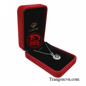 Bộ dây peridot cao cấp được gắn đá lấp lánh gây ấn tượng với thiết kế độc đáo và vô cùng nổi bật