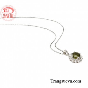 Bộ dây peridot thời thượng giúp chị em tôn lên vẻ đẹp thanh lịch