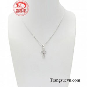 Bộ dây thánh giá an lành không chỉ mang đến vẻ sang trọng và hợp thời trang, đeo bộ dây chuyền này còn đem lại nhiều điều tốt lành cho chủ sở hữu