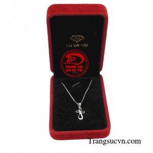 Bộ dây thánh giá an lành không chỉ mang đến vẻ sang trọng và hợp thời trang