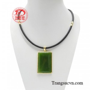 Bộ mặt dây bọc vàng phú quý dành cho giới thượng lưu được làm từ phôi ngọc nephrite thiên nhiên. 