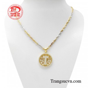 Bộ mặt dây kiều diễm kiêu sa sở hữu nét đẹp độc đáo giúp các cô gái khám phá vẻ duyên dáng của riêng mình.