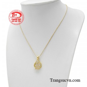 Sản phẩm có thiết kế độc đáo tạo điểm nổi bật giúp người sở hữu trở nên thu hút và quyến rũ.