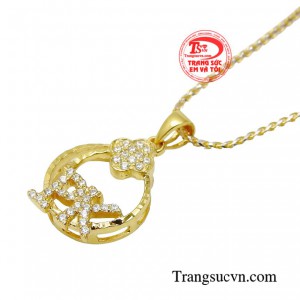 Bộ dây chuyền là điểm nhấn quan trọng quyết định phong cách của người sở hữu.
