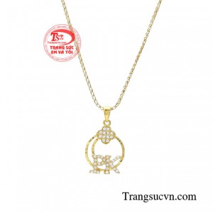 Phái đẹp có thể kết hợp cùng nhiều bộ trang phục để tạo nét ấn tượng với người đối diện.