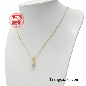 Chị em có thể phối bộ dây chuyền để bộ trang phục trở nên ấn tượng hơn. 