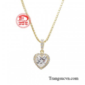 Sản phẩm thích hợp khi diện cùng những chiếc váy trễ vai hoặc những chiếc áo cổ rộng đầy gợi cảm. 