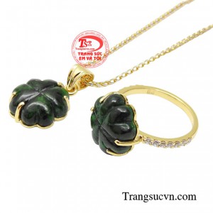 Ngoài ra bộ trang sức ngọc cẩm thạch còn có tác dụng giảm bớt lo lắng, bồn chồn