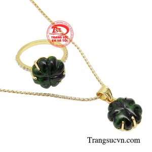 Giúp cho tinh thần thoải mái, tự tin lạc quan, được nhiều người lựa chọn là lá bùa hộ mệnh cho bản thân.