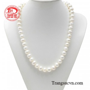 Chuỗi ngọc trai đẳng cấp giúp khuôn mặt nàng trở nên tươi sáng toát lên vẻ trong trẻo đầy quý phái.