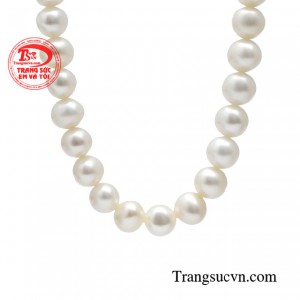 Chuỗi ngọc trai sang trọng là món phụ kiện không thể thiếu của các chị em. 