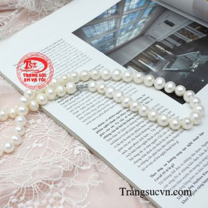 Với những cô nàng muốn mình trở nên quyến rũ, phong cách, thanh lịch thì chắc chắn không thể bỏ qua chuỗi ngọc trai tinh tế này.