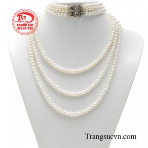 Chuỗi ngọc trai hoàng gia với gam màu tối giản